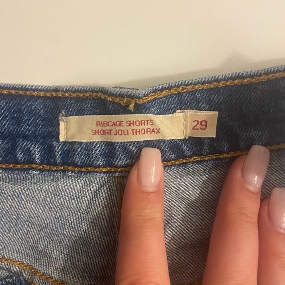 LEVI Boyfriend Jean Shorts — SIZE 29 - Picture 2 of 3